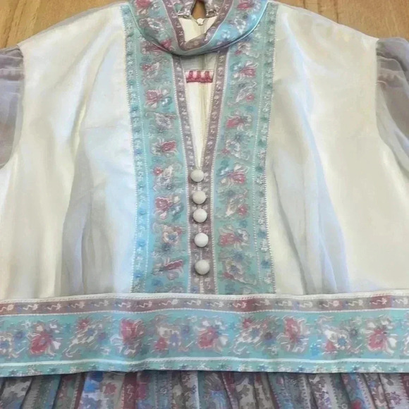 Vintage woman’s dress. The stress is super tiny. Measurements in photos. - Picture 7 of 14